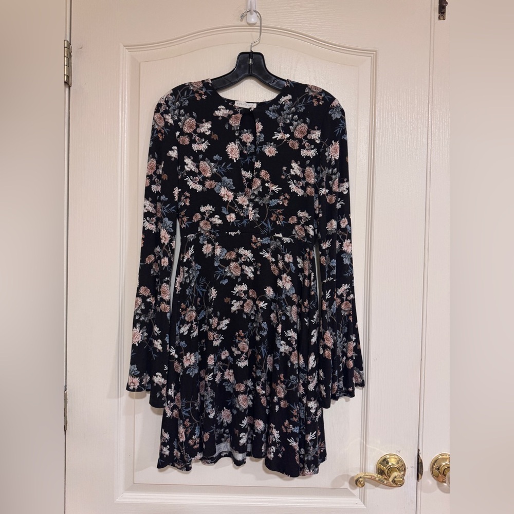 NWOT Full Tilt black floral long sleeve key hole front dress​​​